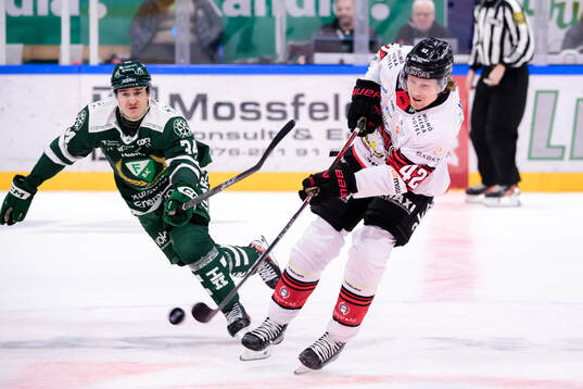 Färjestads Michael Lindqvist och Malmö Redhawks Robin Salo