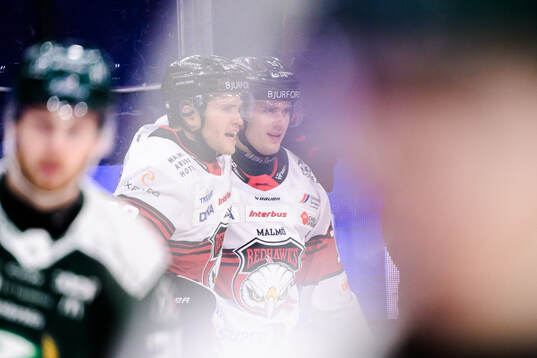 Malmö Redhawks Christoffer Forsberg och Nikola Pasic jublar