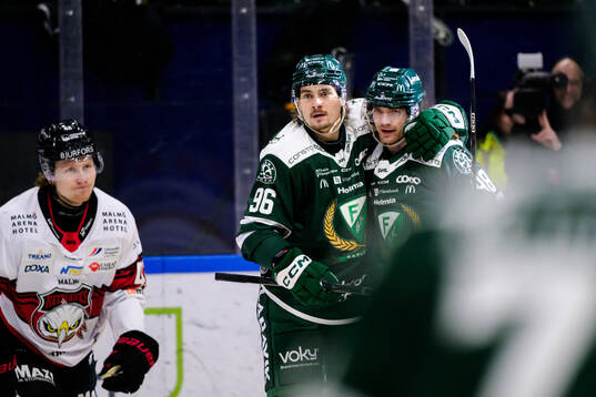 Färjestads David Tomasek och Marian Studenic jublar