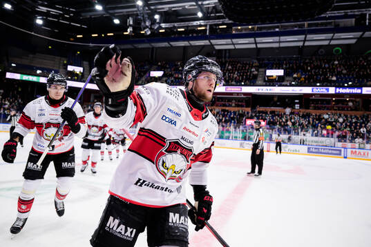 Malmö Redhawks Carl Persson jublar