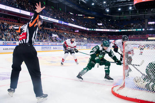 Färjestads Marian Studenic och Malmö Redhawks Thomas Berg
