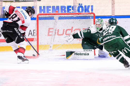 Malmö Redhawks Axel Sundberg och Färjestads målvakt