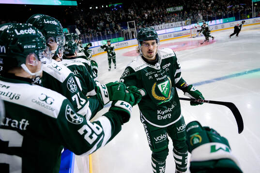 Färjestads David Tomasek jublar