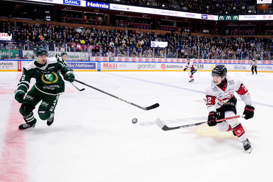 Färjestads August Tornberg och Malmö Redhawks Linus Öberg