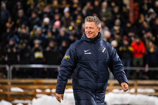 s chefstränare Mikkjal Thomassen