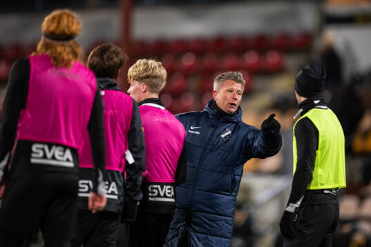 s chefstränare Mikkjal Thomassen