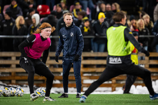 s assisterande tränare Nils Heingård