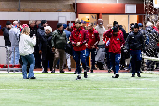 Östers spelare på väg till en träning med Östers IF