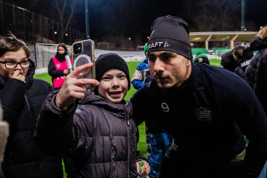 Jusef Erabi med supportrar