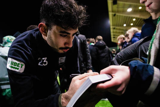 Montader Madjed med supportrar