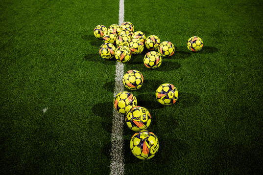 Fotbollar på konstgräs
