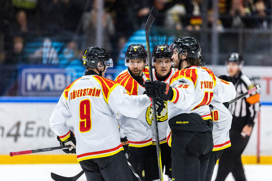 Brynäs Victor Söderström jublar med Anton Rödin och