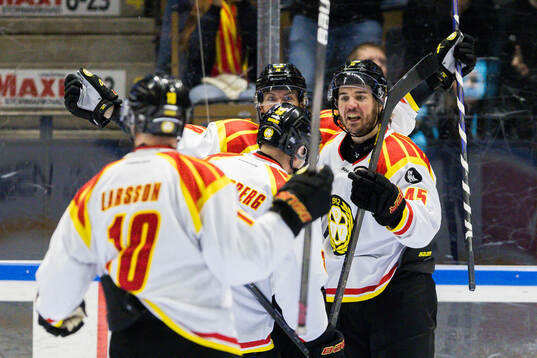 Brynäs Anton Rödin och Charles-Édouard D'astous jublar
