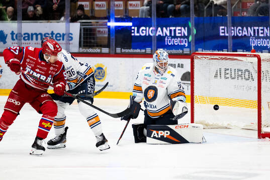 Timrås Anton Wedin och Växjös målvakt Adam Åhman