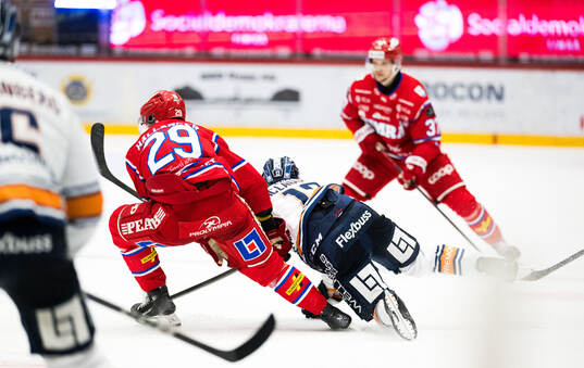 Timrås Filip Hållander och Växjös Dylan McLaughlin