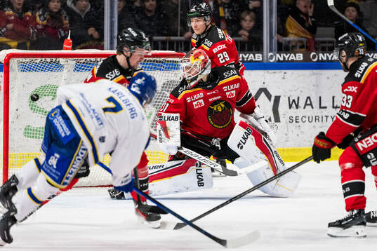 Leksands Marcus Karlberg gör 3-4 bakom Luleås målvakt