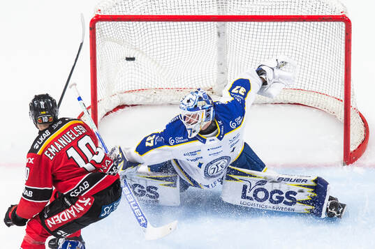 Luleås Einar Emanuelsson gör 1-1 på Leksands målvakt