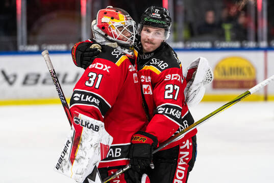 Luleås målvakt Matteus Ward och Oskari Laaksonen jublar