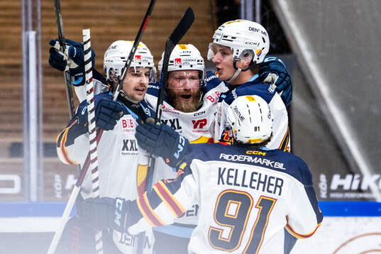 Djurgårdens Patrick Thoresen jublar med Jonathan Tychonick