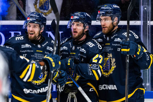 Södertäljes Daniel Norbe jublar med Olli Vainio och