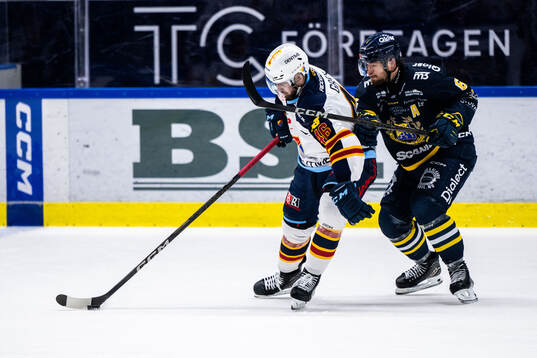 Djurgårdens Albin Grewe och Södertäljes Olli Vainio