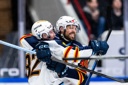 Djurgårdens Dick Axelsson jublar med Colby Sissons