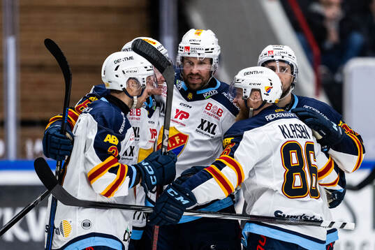 Djurgårdens Dick Axelsson jublar med lagkamrater