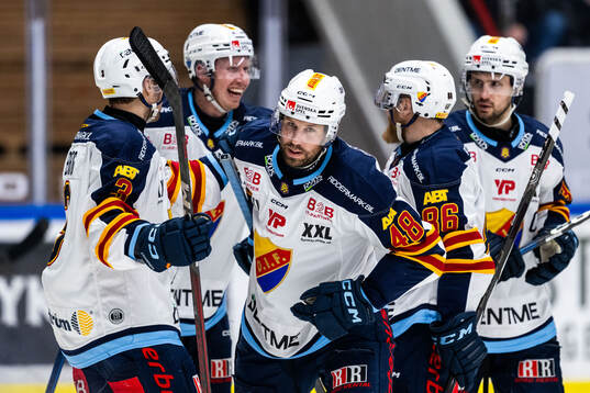 Djurgårdens Dick Axelsson jublar med lagkamrater