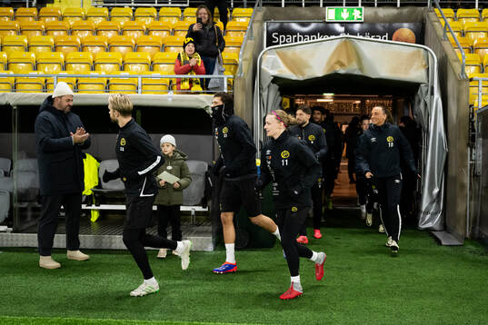 Lagen kommer in på arenan