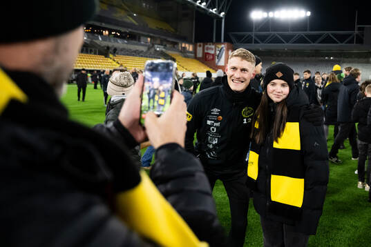 Spelarna tar selfies och skriver autografer med supportrar