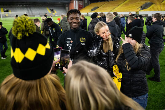 Spelarna tar selfies och skriver autografer med supportrar