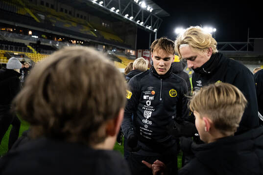 Spelarna tar selfies och skriver autografer med supportrar
