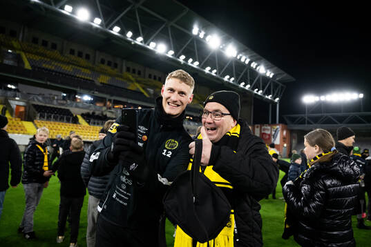 Spelarna tar selfies och skriver autografer med supportrar