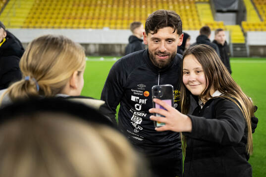 Spelarna tar selfies och skriver autografer med supportrar