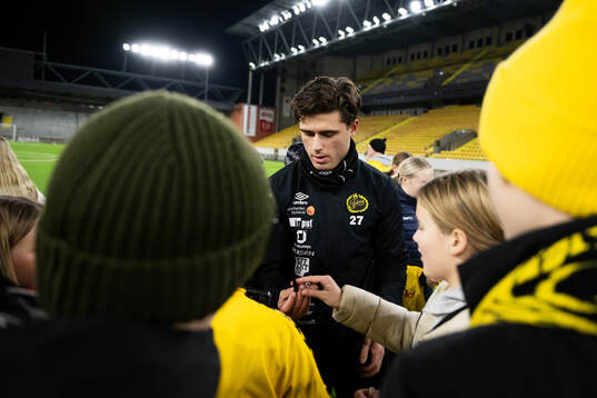 Spelarna tar selfies och skriver autografer med supportrar