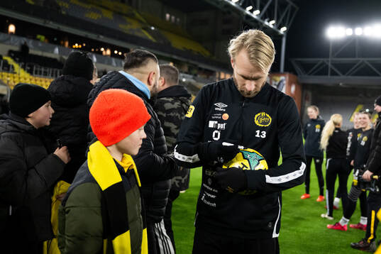 Spelarna tar selfies och skriver autografer med supportrar