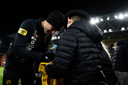 Spelarna tar selfies och skriver autografer med supportrar