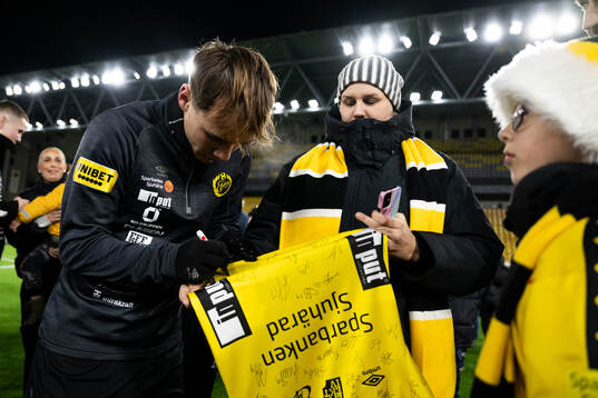 Spelarna tar selfies och skriver autografer med supportrar