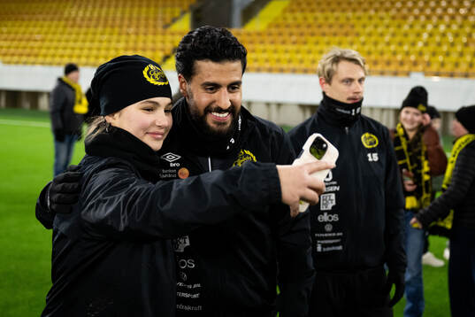 Spelarna tar selfies och skriver autografer med supportrar