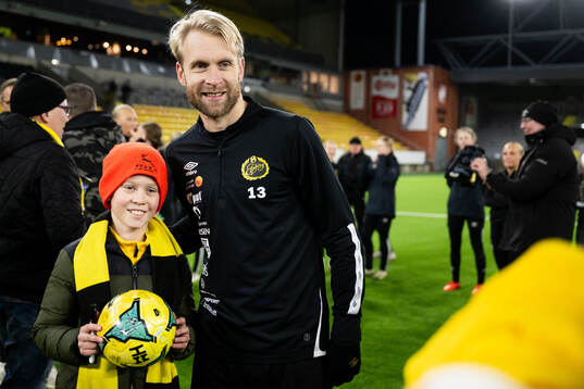Spelarna tar selfies och skriver autografer med supportrar