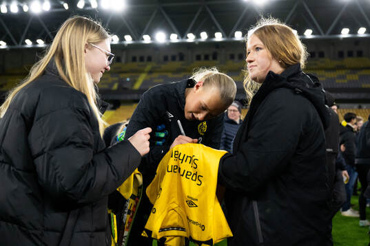 Spelarna tar selfies och skriver autografer med supportrar
