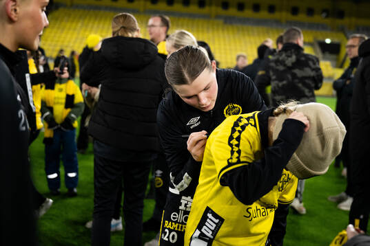 Spelarna tar selfies och skriver autografer med supportrar