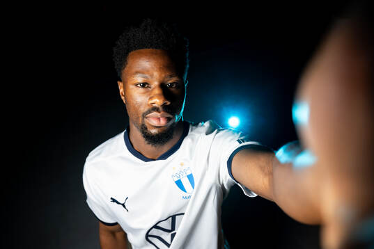 Malmö FF presenterar Emmanuel Ekong som ny spelare