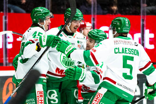 Rögles Carter Ashton jublar