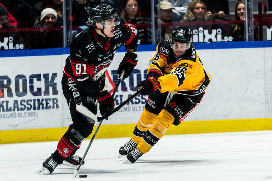 Malmö Redhawks Axel Sundberg och Luleås Mathias Bromé