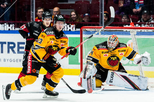 Luleås Jesper Sellgren och målvakt Joel Lassinantti och