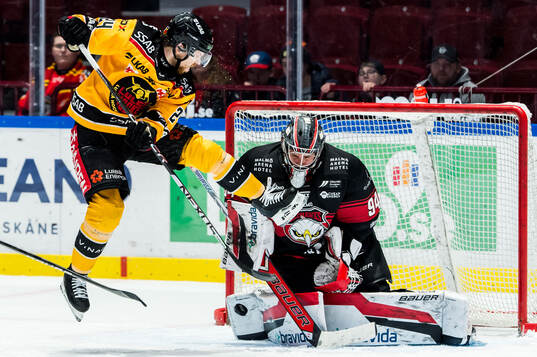 Luleås Brendan Shinnimin och Malmö Redhawks målvakt