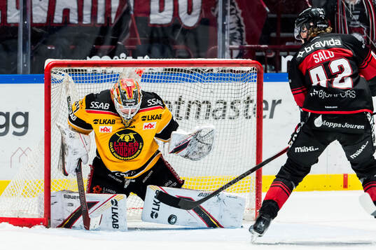 Luleås målvakt Joel Lassinantti och Malmö Redhawks Robin