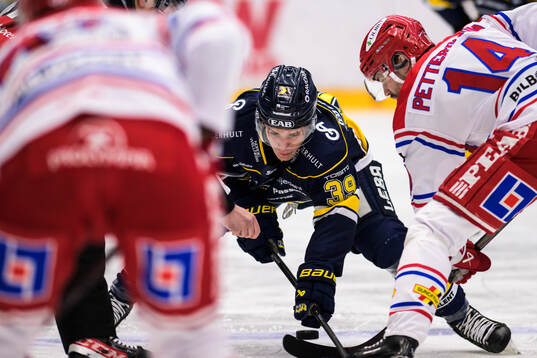 HV71s Jamiro Reber och Timrås Emil Pettersson