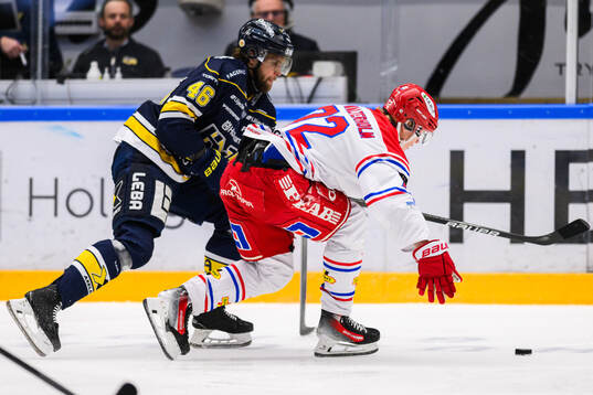 HV71s Joona Luoto och Timrås Erik Walli Walterholm